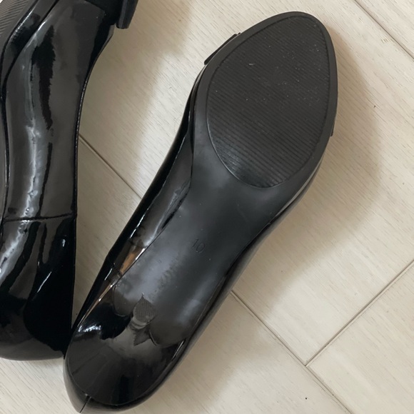 KELLY & KATIE… size 10…black patent leather…3 1/2 “ heeled shoes - Picture 11 of 16